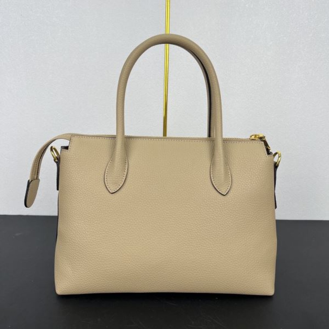 洗練された 都会派 プラダ PRADA コピー トートバッグ 上質素材 高評価