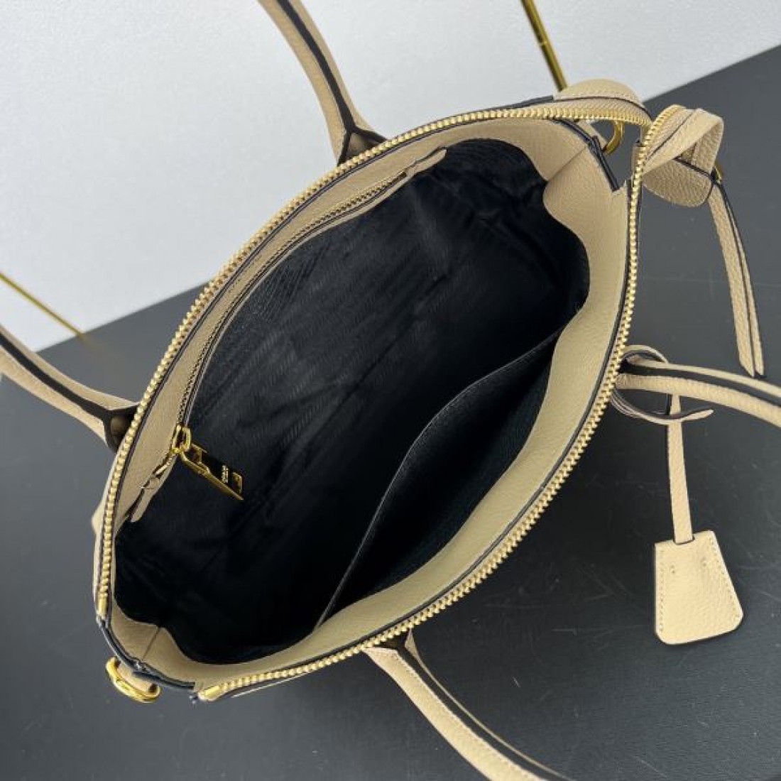 洗練された 都会派 プラダ PRADA コピー トートバッグ 上質素材 高評価