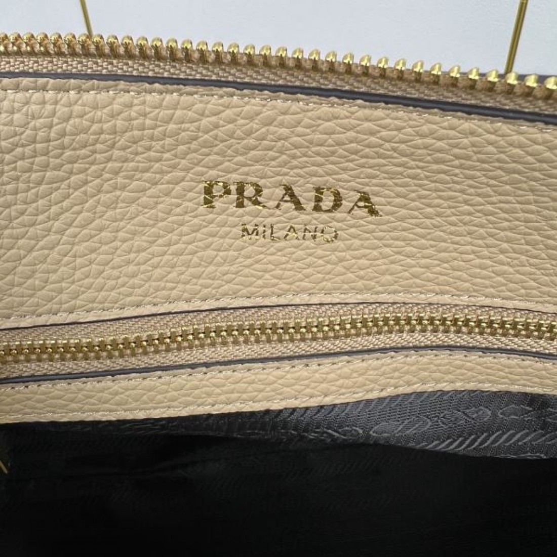 洗練された 都会派 プラダ PRADA コピー トートバッグ 上質素材 高評価
