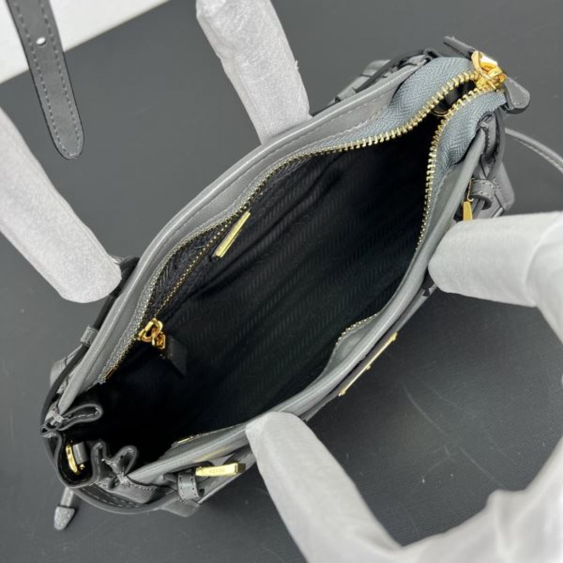 ミニマル志向 軽快仕様 プラダ PRADA コピー トートバッグ 持ち心地良好 