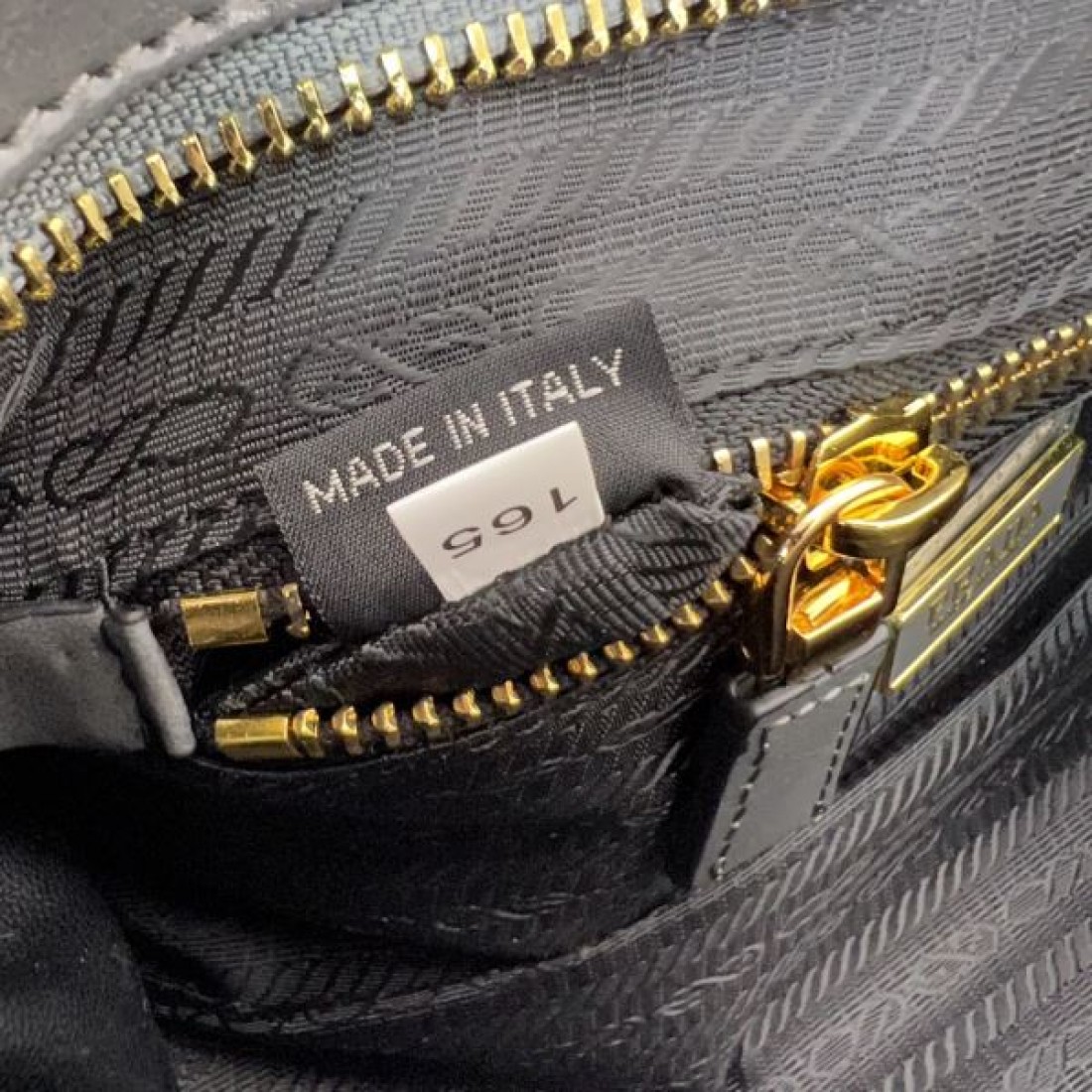 ミニマル志向 軽快仕様 プラダ PRADA コピー トートバッグ 持ち心地良好 