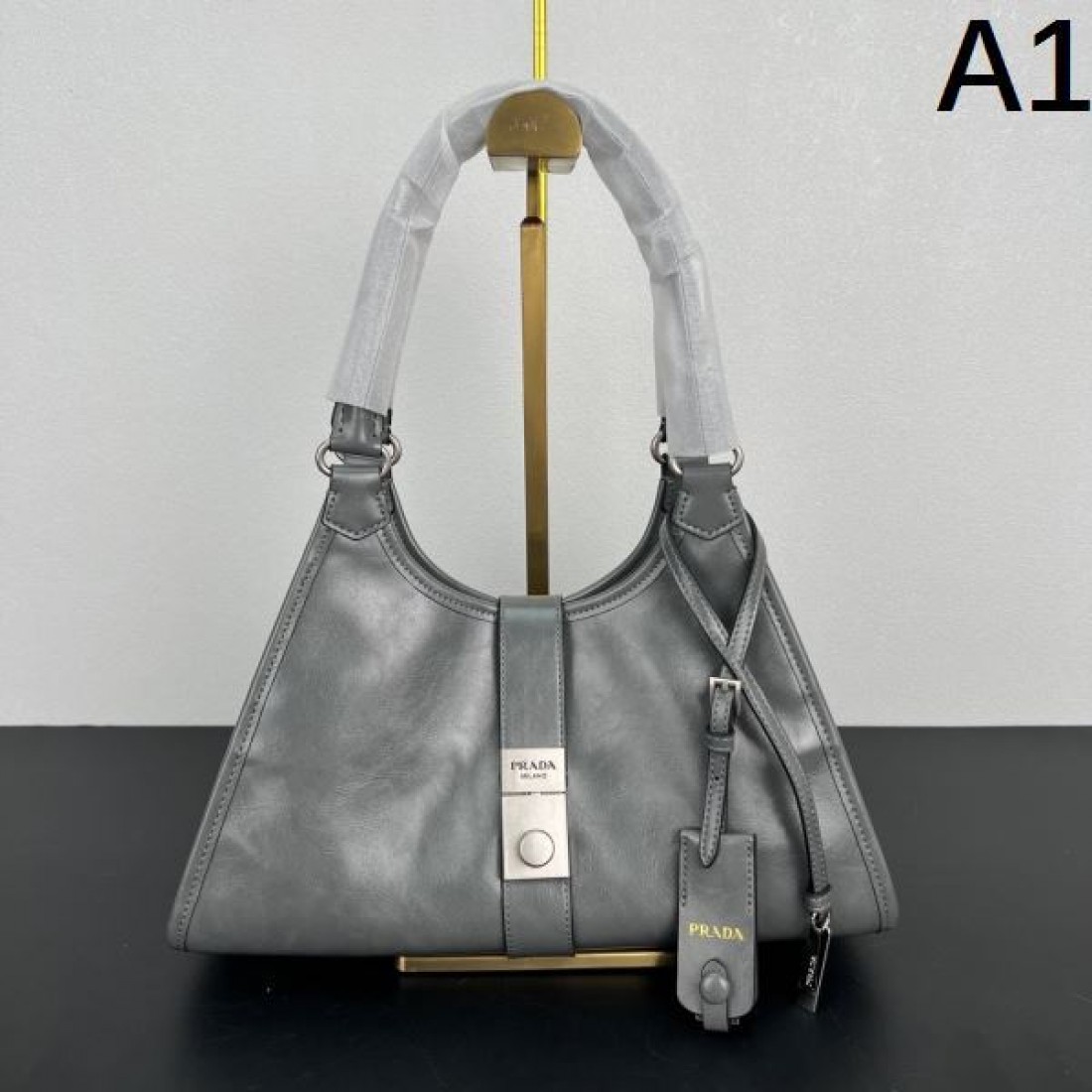 高級路線 落ち着き感 プラダ PRADA コピー...