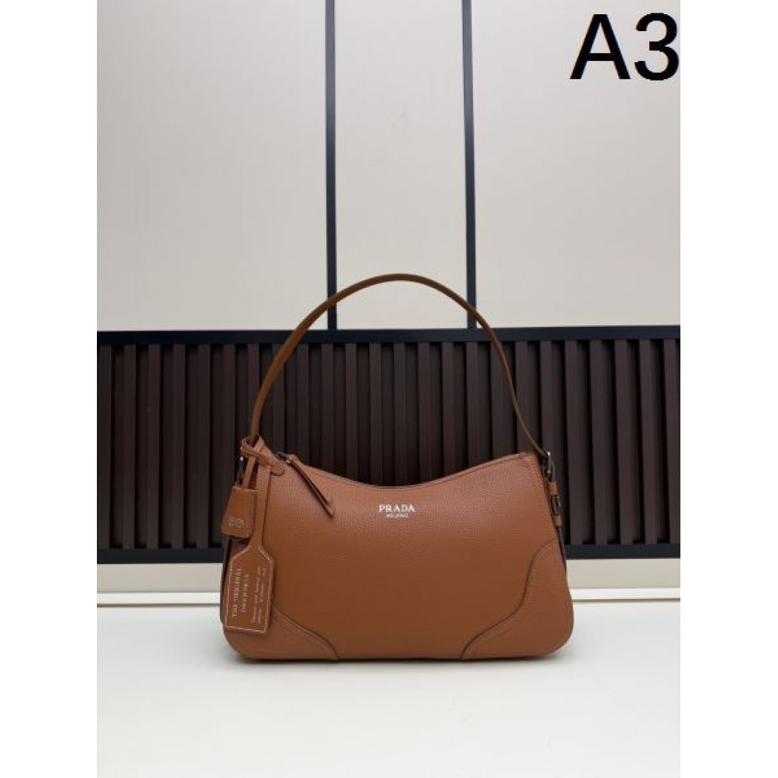 通勤向き 実践派 プラダ PRADA コピー トートバッグ 機能優先 バランス良好