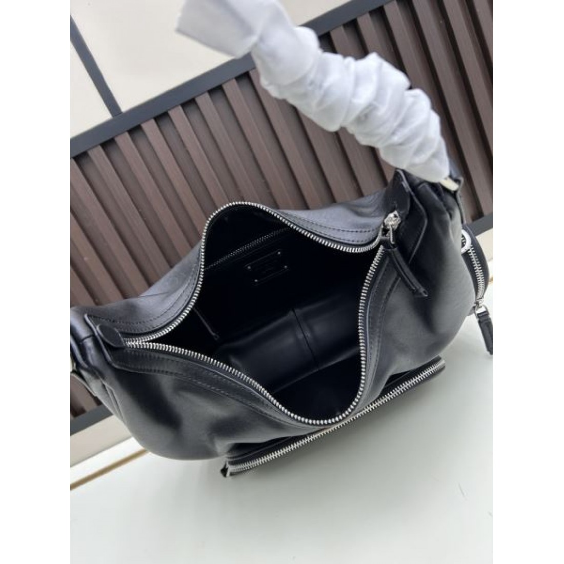 大人仕様 控えめ主張 プラダ PRADA コピー トートバッグ デザイン洗練 