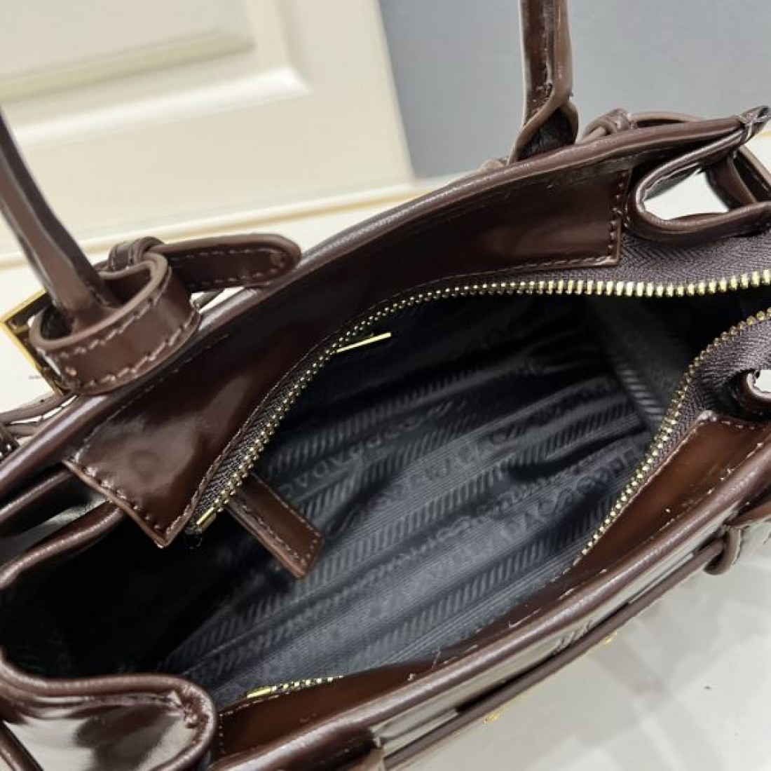 洗練 シンプル プラダ PRADA スーパーコピー トートバッグ 軽量設計 実用的