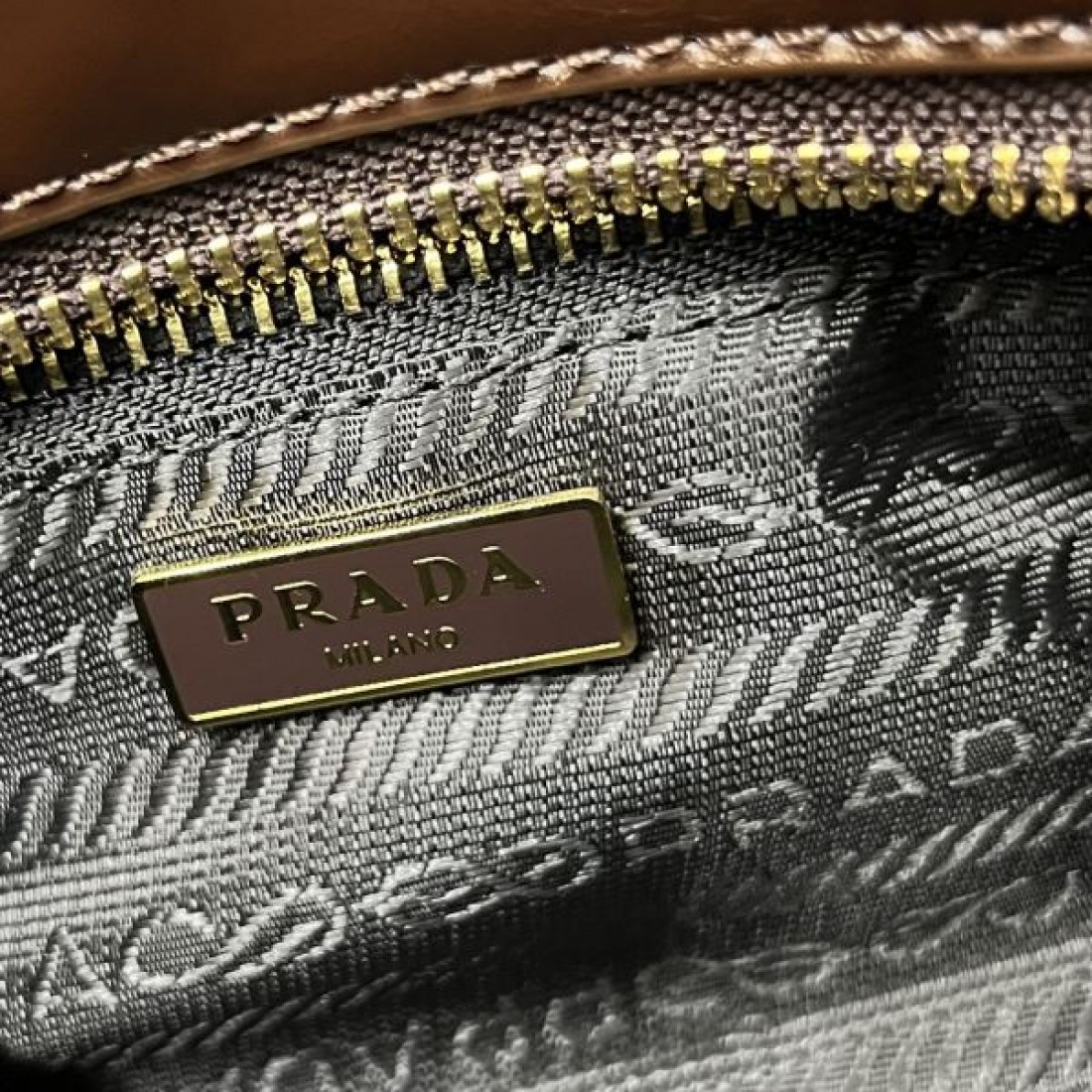 洗練 シンプル プラダ PRADA スーパーコピー トートバッグ 軽量設計 実用的