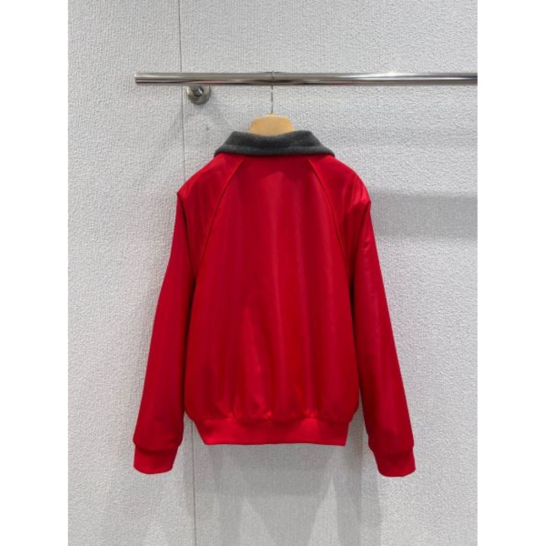 上品 フェミニン MIU MIU ミュウミュウ スーパーコピー ジャケット 洗練感