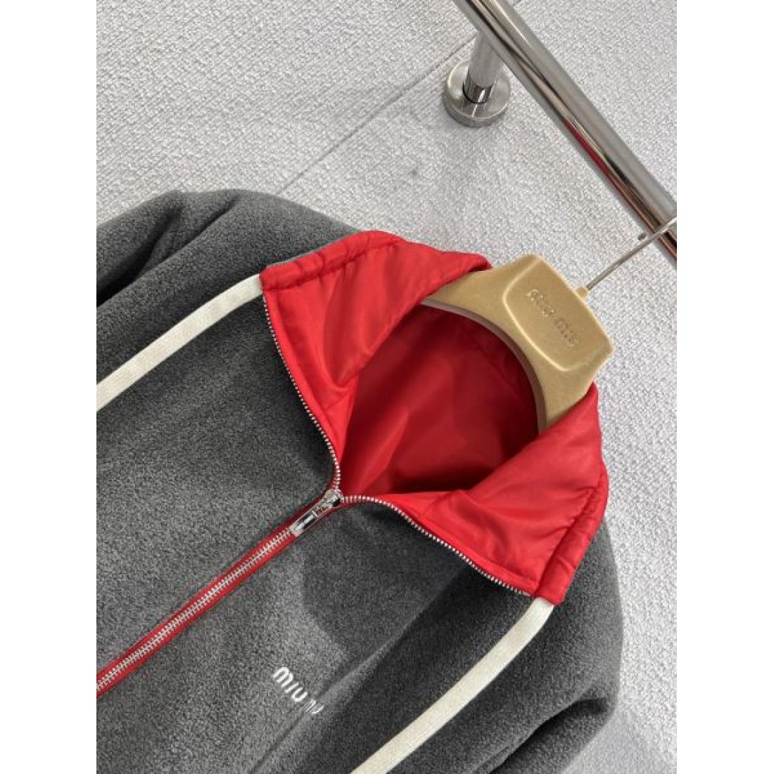 上品 フェミニン MIU MIU ミュウミュウ スーパーコピー ジャケット 洗練感