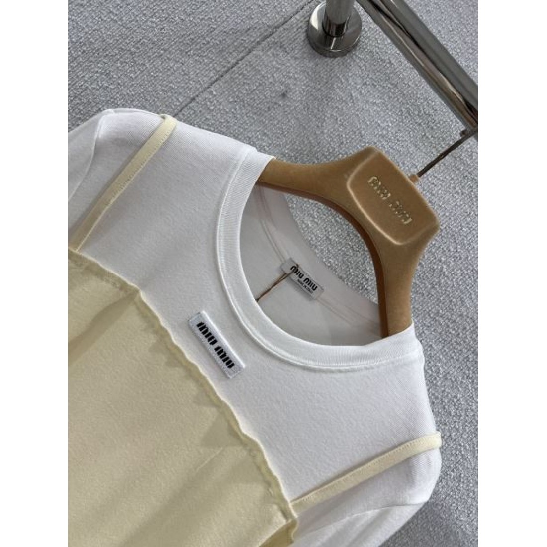 シンプル 清楚 MIU MIU ミュウミュウ スーパーコピー 長袖Tシャツ 万能