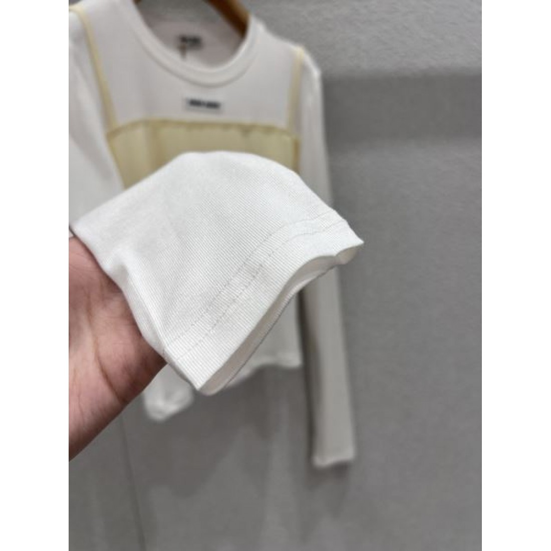 シンプル 清楚 MIU MIU ミュウミュウ スーパーコピー 長袖Tシャツ 万能