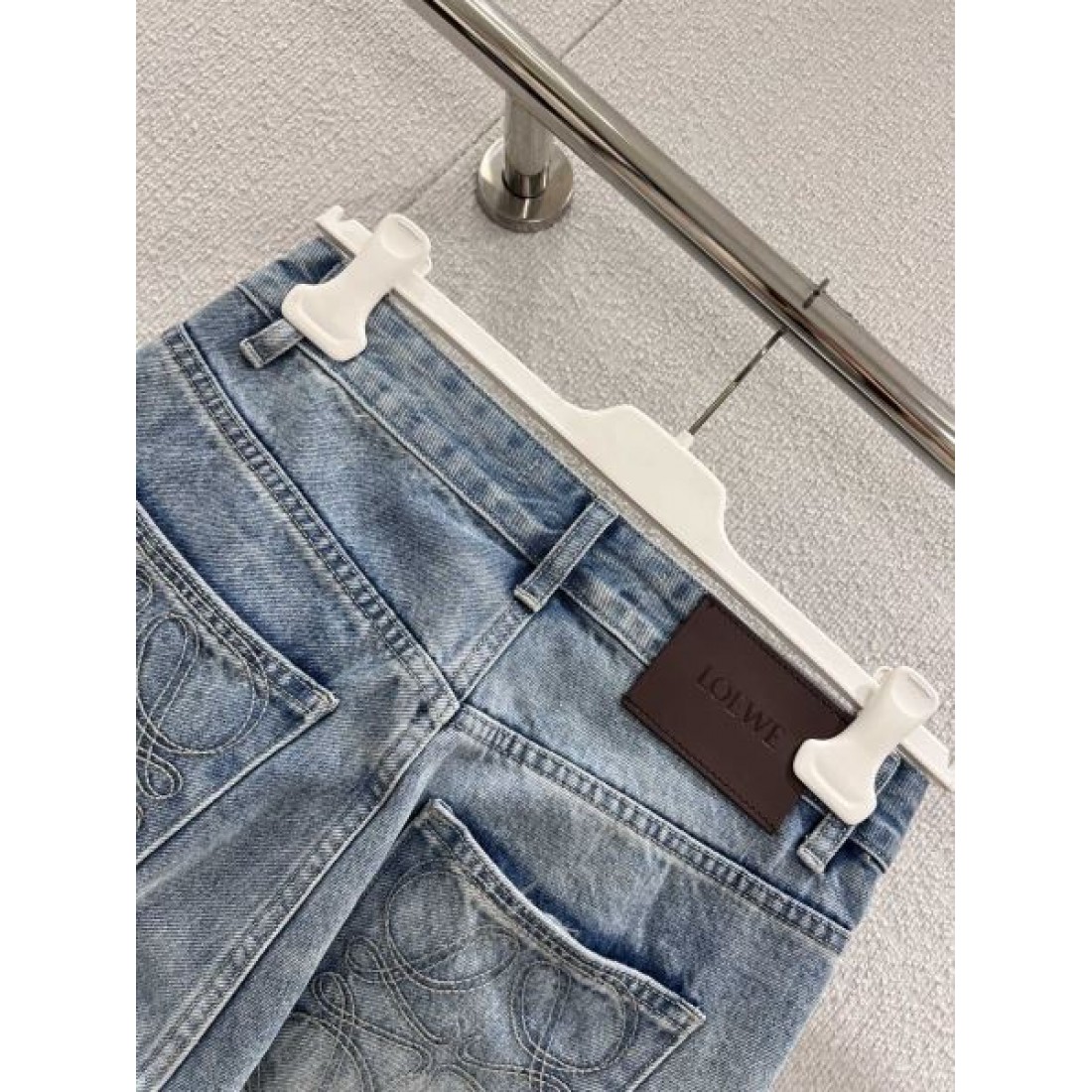 立体裁断 フィット感 LOEWE ロエベ スーパーコピー デニムパンツ 実用的