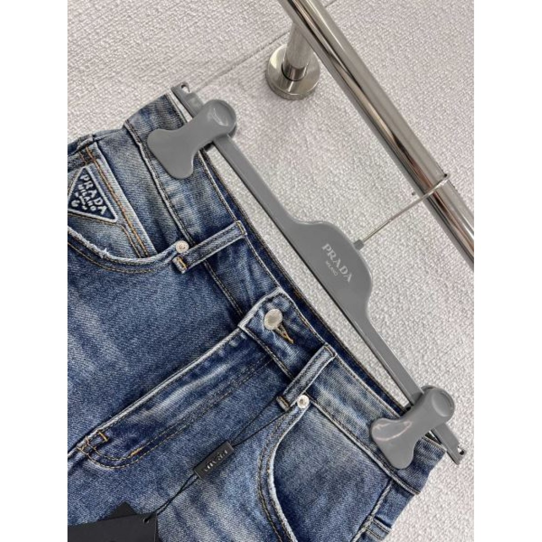 シャープ ミニマル PRADA プラダ スーパーコピー パンツ 都会的 クリーン