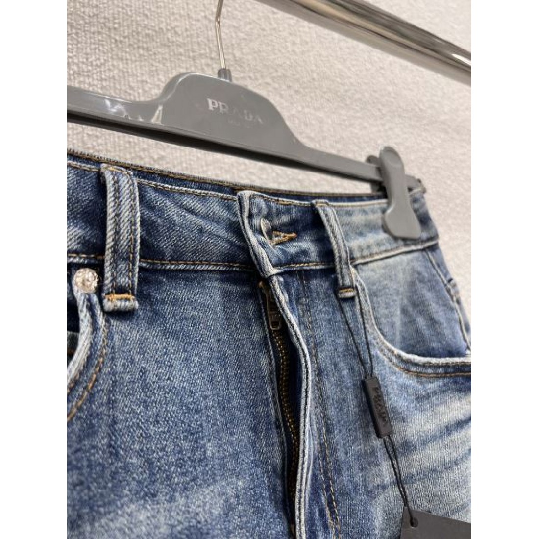 シャープ ミニマル PRADA プラダ スーパーコピー パンツ 都会的 クリーン