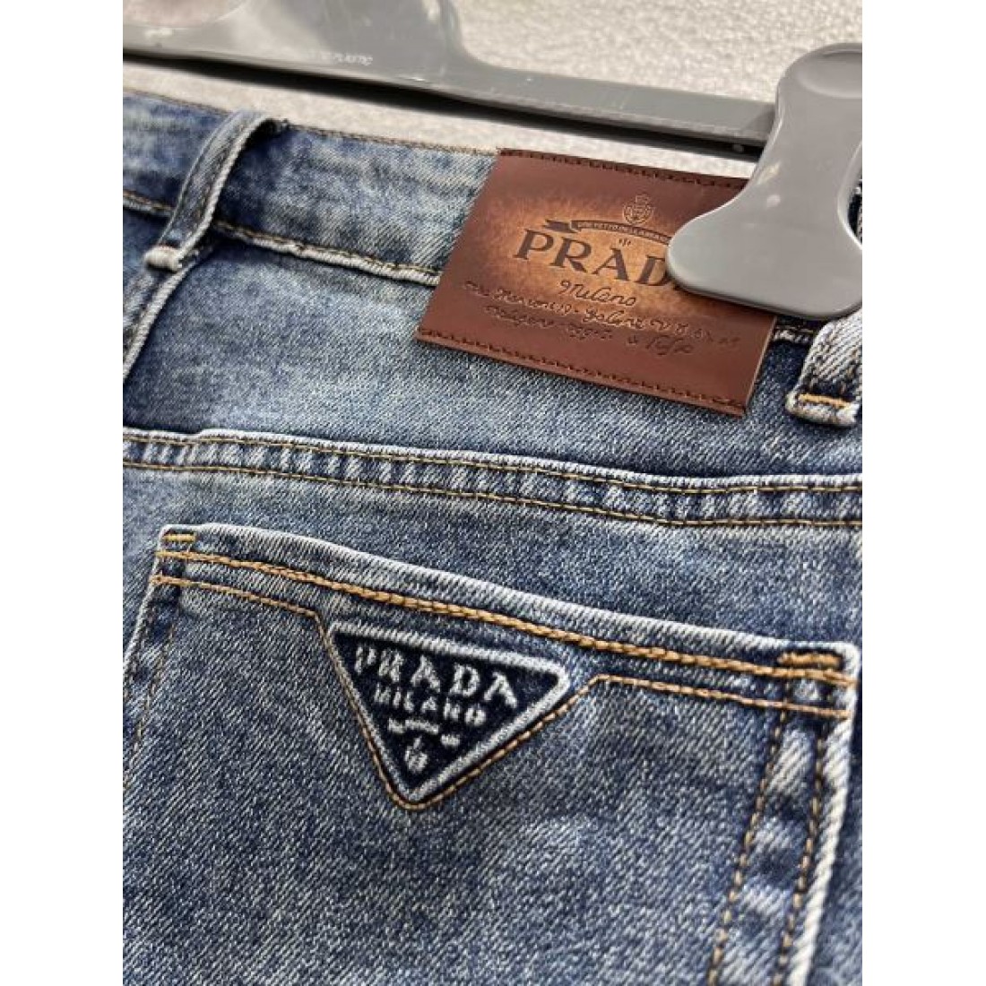 シャープ ミニマル PRADA プラダ スーパーコピー パンツ 都会的 クリーン