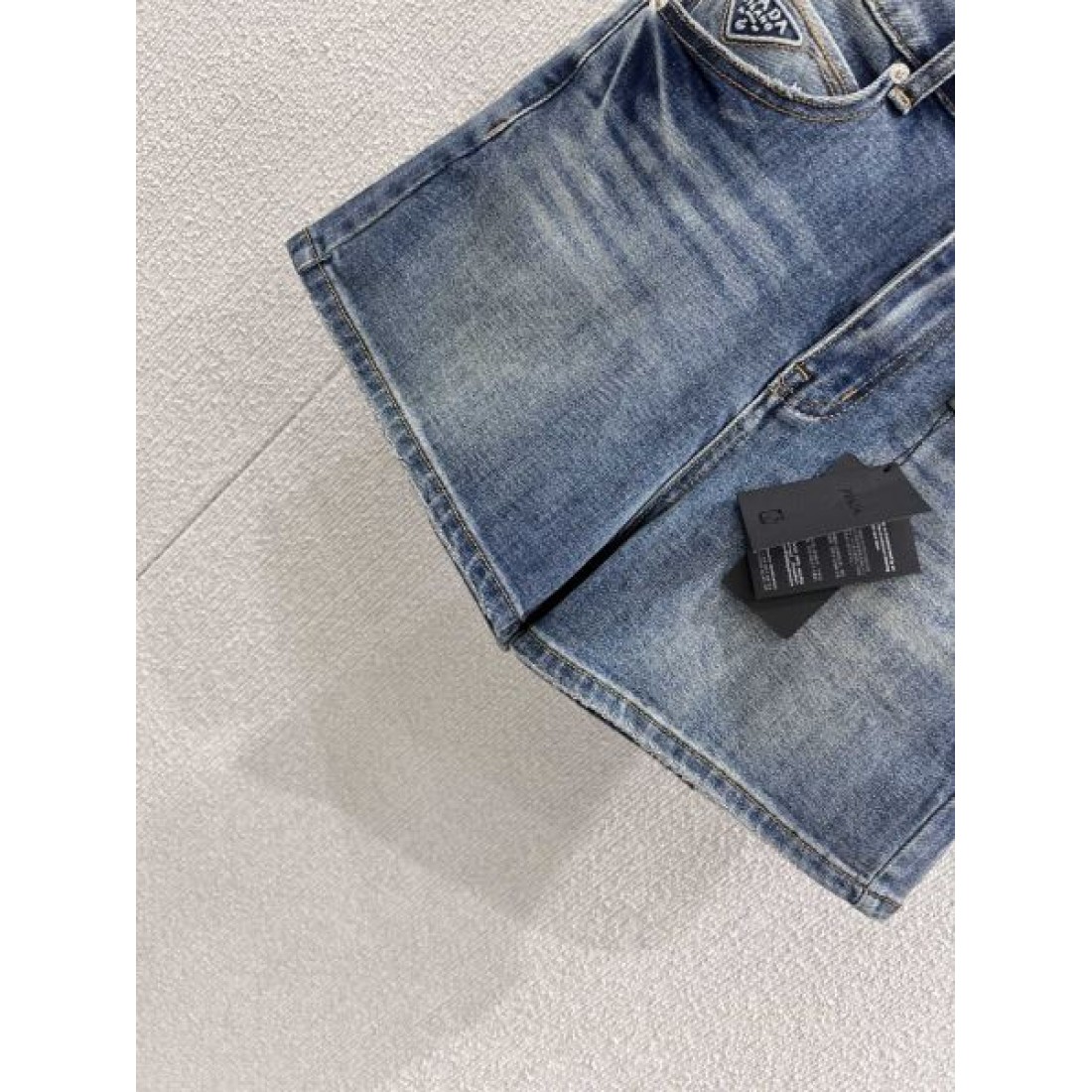 シャープ ミニマル PRADA プラダ スーパーコピー パンツ 都会的 クリーン