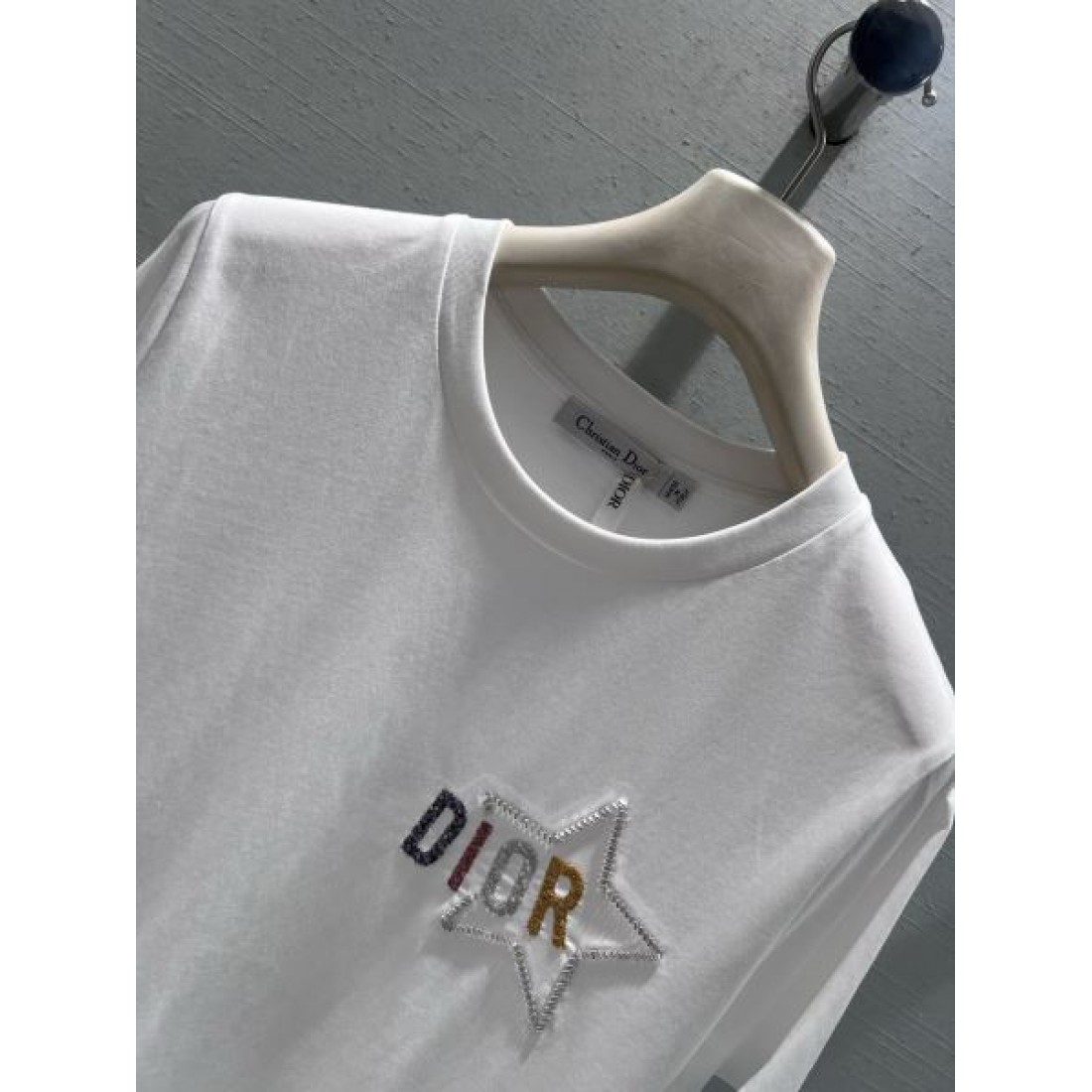 エレガント 清潔感 DIOR ディオール コピー 半袖Tシャツ 上品仕立て 長く愛用
