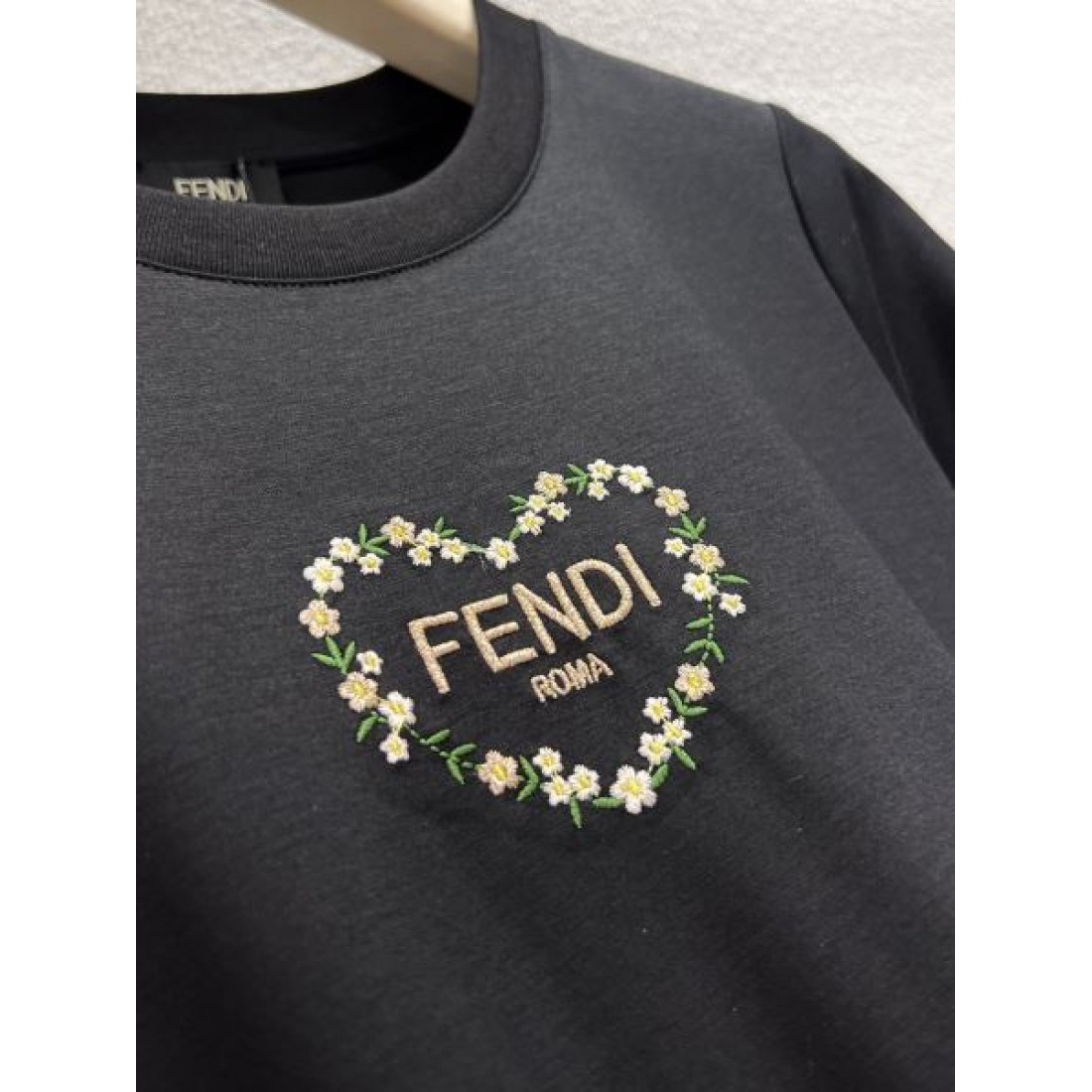 華やか 軽やか FENDI フェンディ コピー 半袖Tシャツ 上質素材 美シルエット