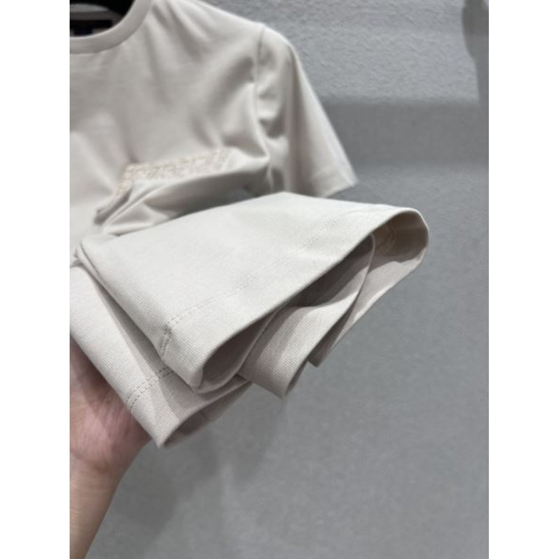 洗練 高級感 LOUIS VUITTON ルイヴィトン コピー 半袖Tシャツ 存在感抜群