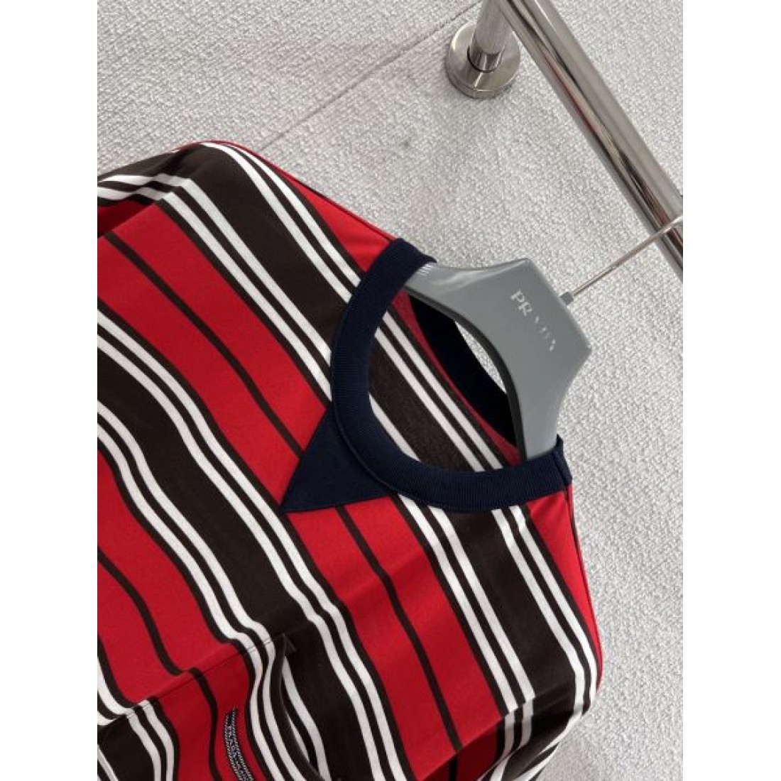  シンプル 洗練 PRADA プラダ コピー 半袖Tシャツ コーデ万能 実用性高