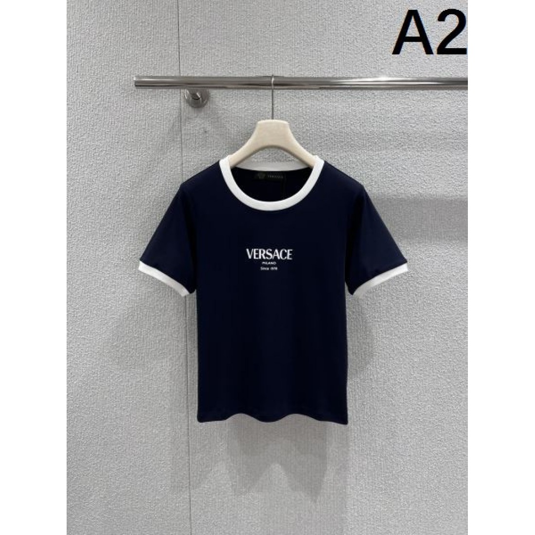 重厚感 スタイリッシュ VERSACE ヴェルサーチェ コピー 半袖Tシャツ インパクト