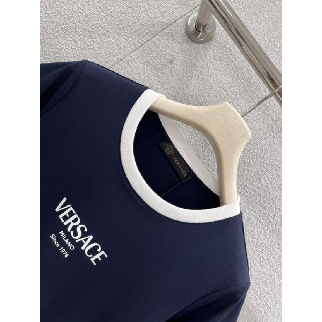 重厚感 スタイリッシュ VERSACE ヴェルサーチェ コピー 半袖Tシャツ インパクト