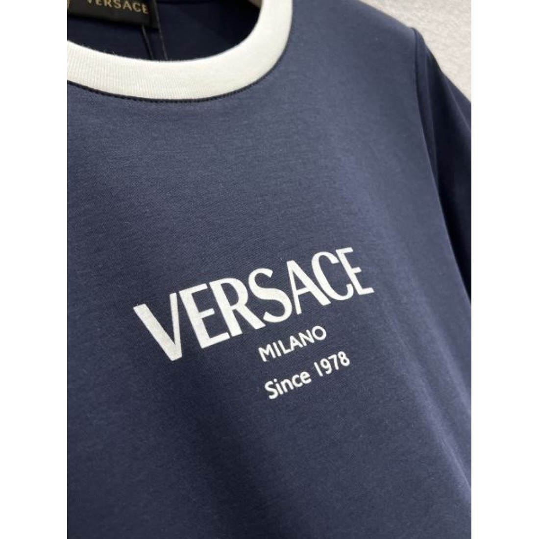 重厚感 スタイリッシュ VERSACE ヴェルサーチェ コピー 半袖Tシャツ インパクト