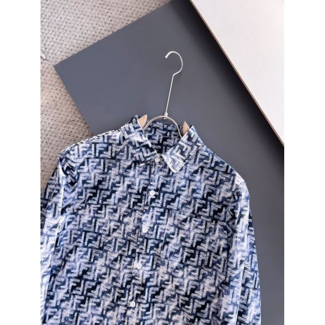 大人カジュアル 洗練 FENDI フェンディ スーパーコピー 長袖シャツ 着回し万能 人気