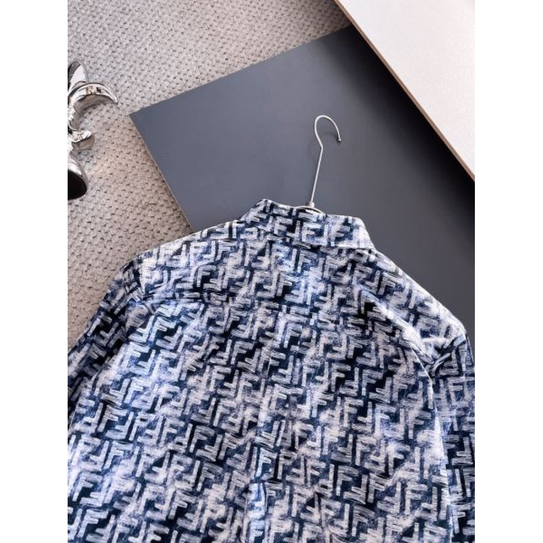 大人カジュアル 洗練 FENDI フェンディ スーパーコピー 長袖シャツ 着回し万能 人気