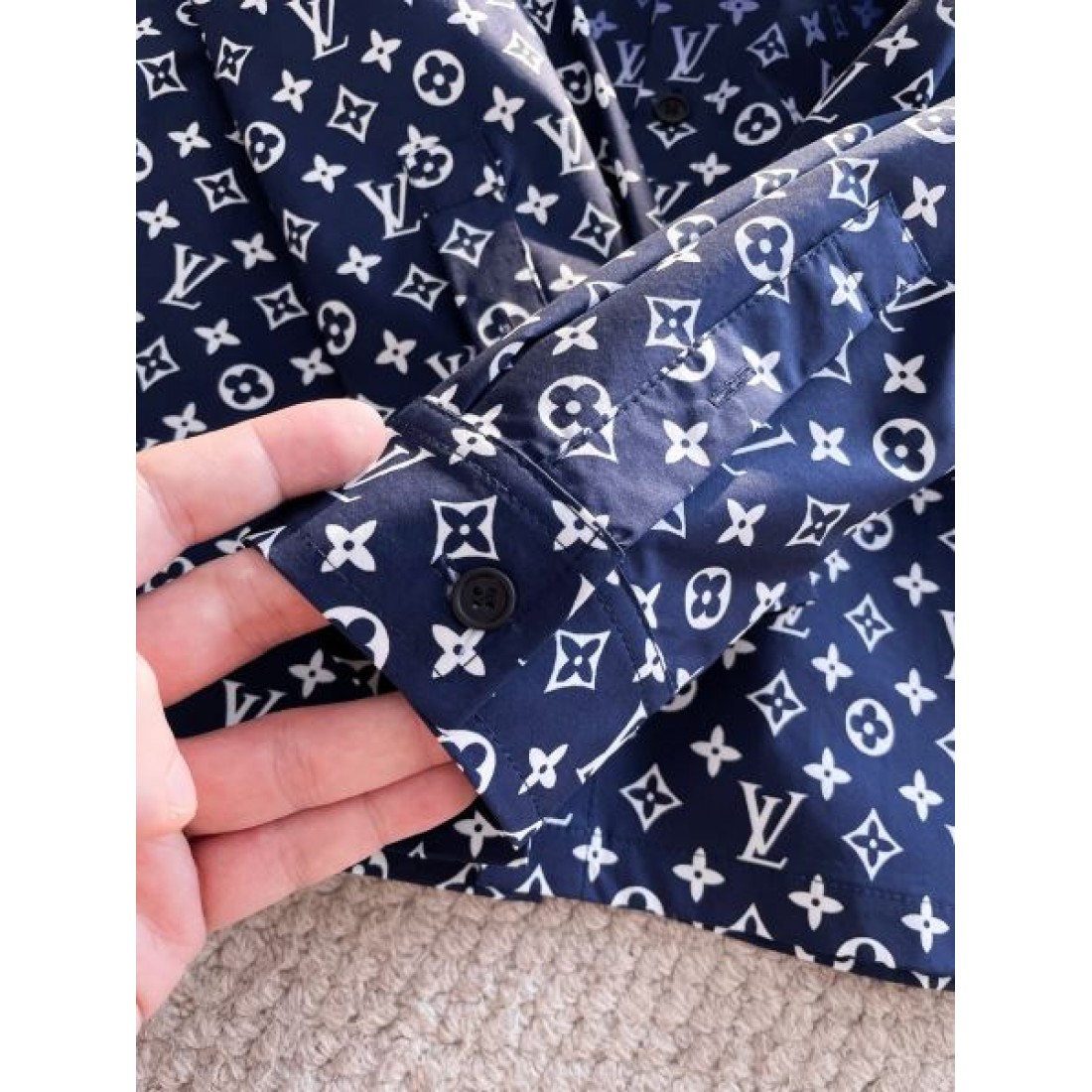  人気定番 洗練スタイル LOUIS VUITTON ルイヴィトン コピー 長袖シャツ 快適素材 高級感
