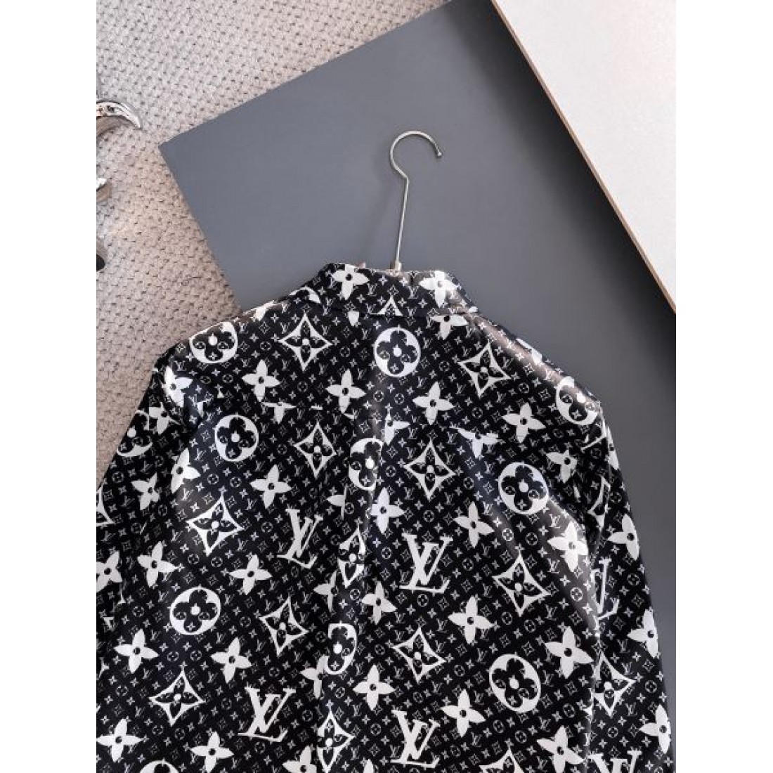 高品質 シンプル上品 LOUIS VUITTON ルイヴィトン コピー 長袖シャツ 着回し万能 人気