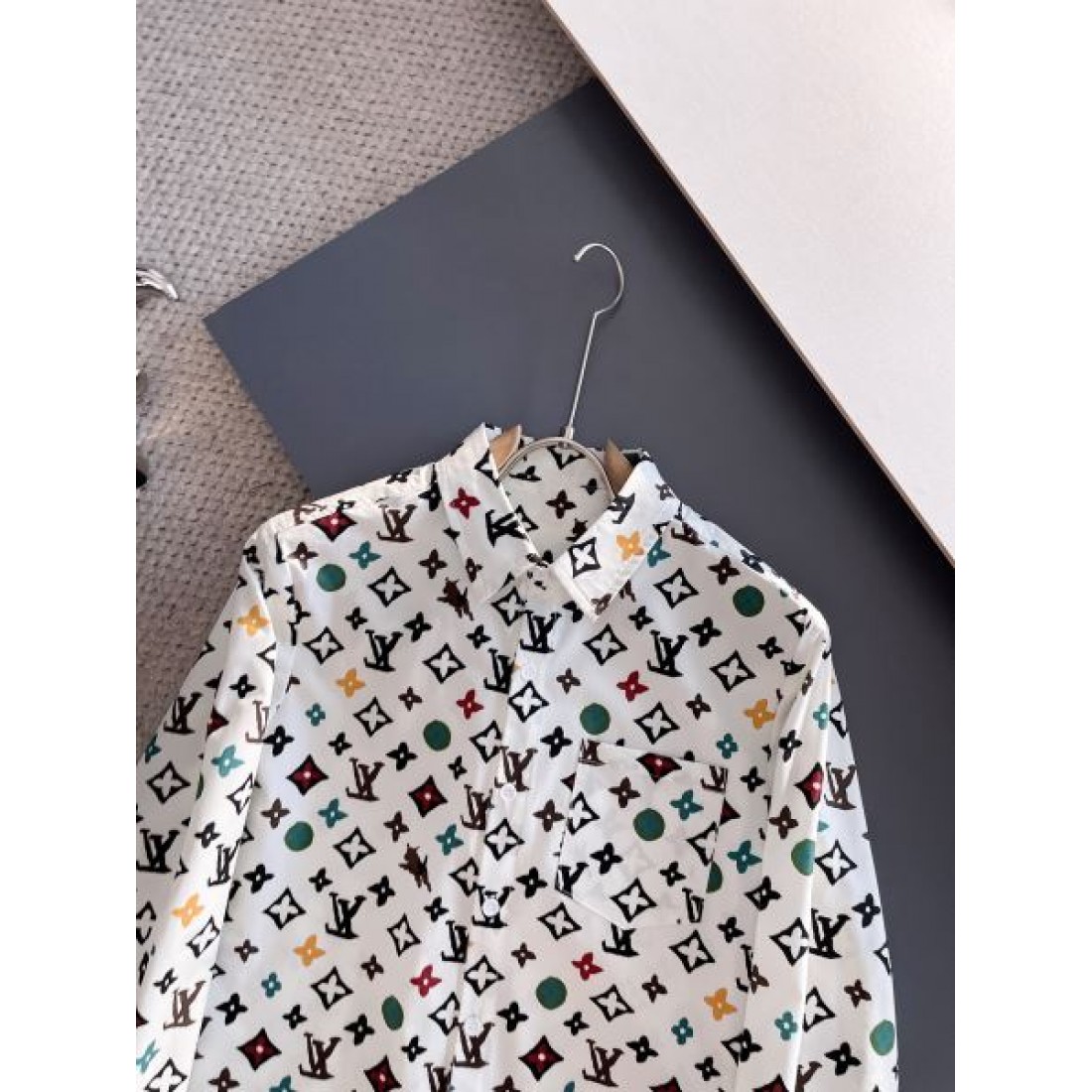 スタイリッシュ 上質素材 LOUIS VUITTON ルイヴィトン コピー 長袖シャツ 高見え 上品