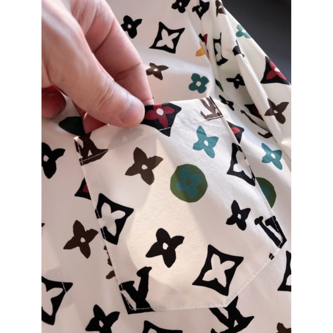 スタイリッシュ 上質素材 LOUIS VUITTON ルイヴィトン コピー 長袖シャツ 高見え 上品