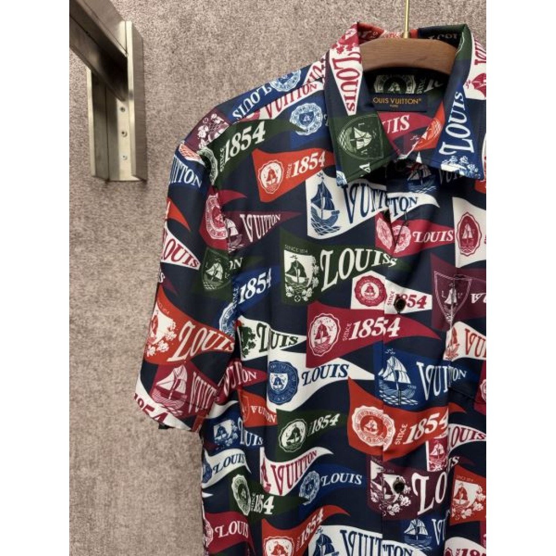 トレンド感 スタイリッシュ LOUIS VUITTON ルイヴィトン コピー Tシャツ 通気性良好 夏人気