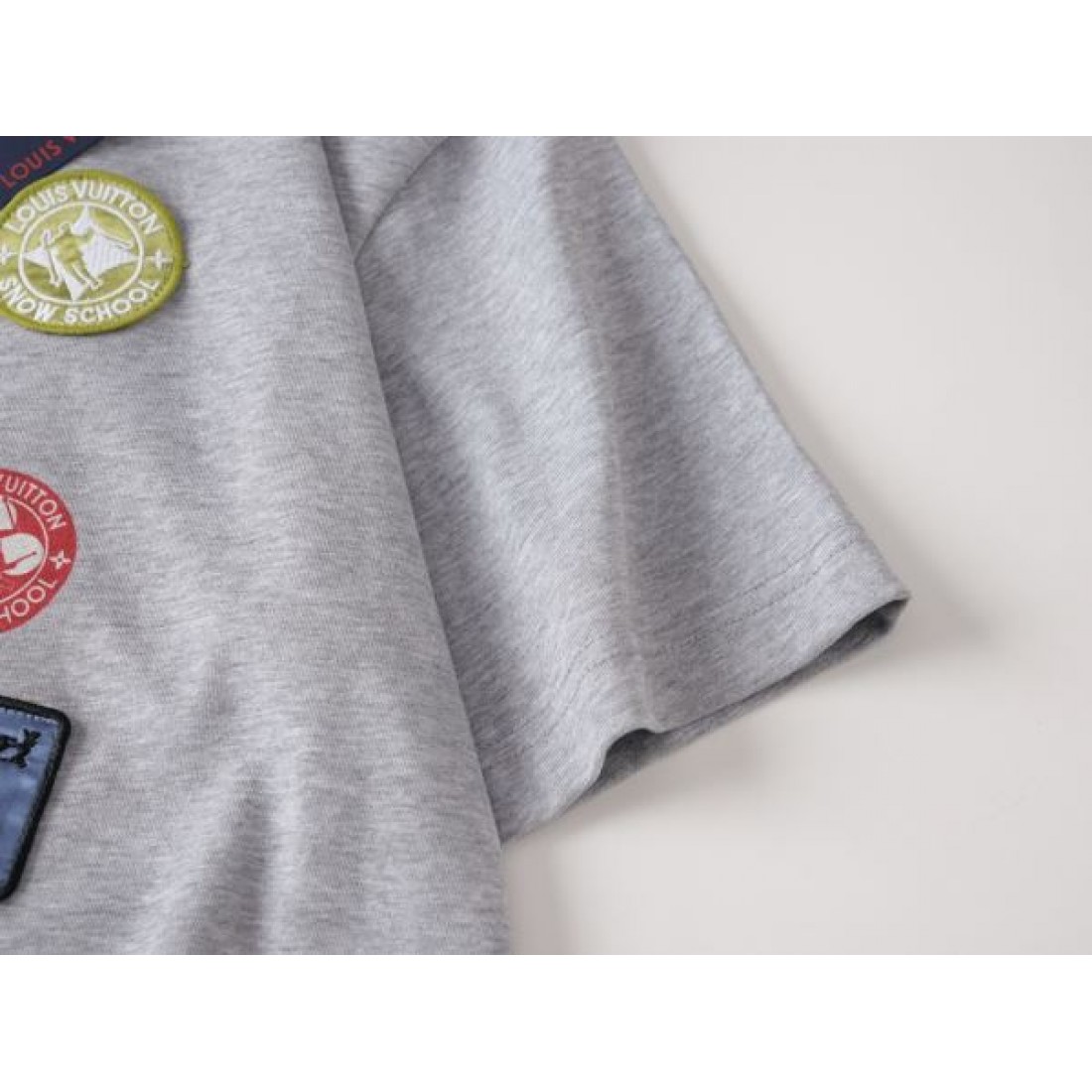 上質素材 シンプル上品 LOUIS VUITTON ルイヴィトン コピー Tシャツ 柔らか着心地 人気定番