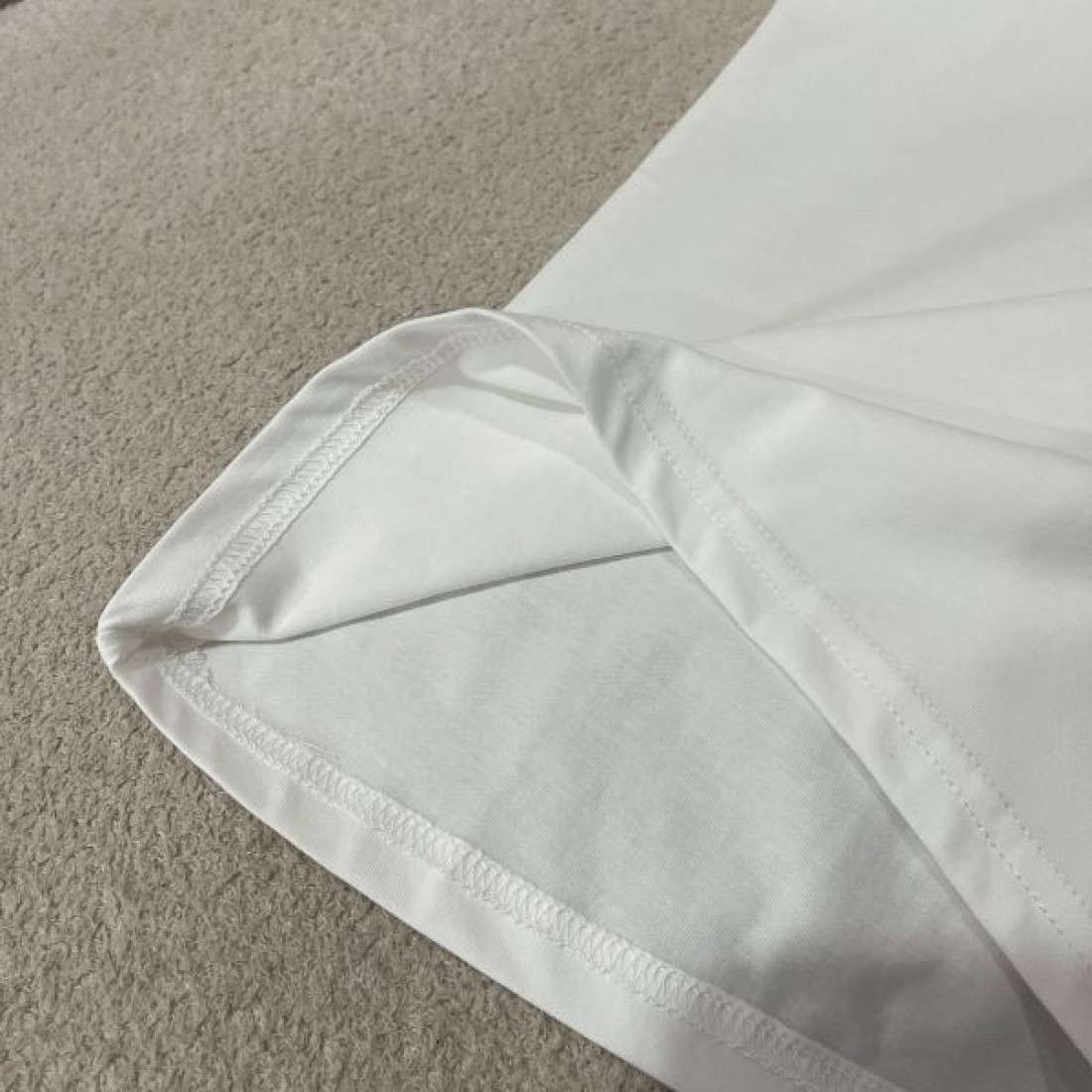 トレンド エレガント Dior ディオール コピー Tシャツ スリムフィット バイカラーデザイン ロゴアクセント 伸縮素材 日常コーデ