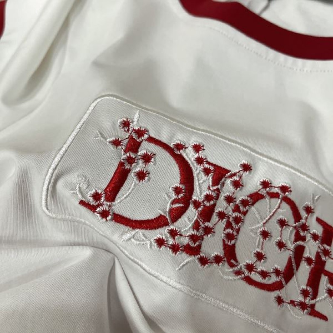トレンド エレガント Dior ディオール コピー Tシャツ スリムフィット バイカラーデザイン ロゴアクセント 伸縮素材 日常コーデ