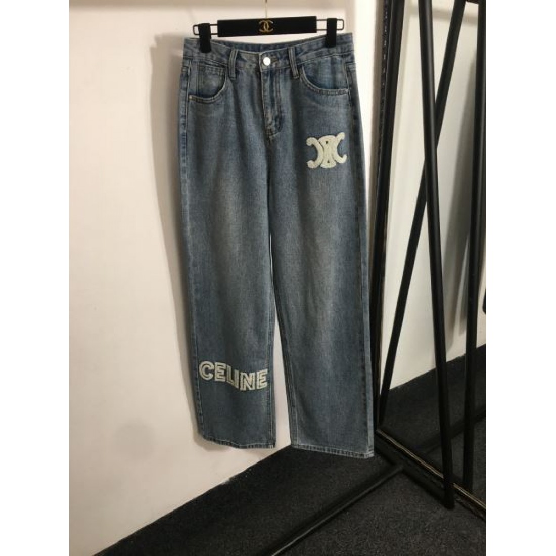 上品 モダン CELINE セリーヌ コピー デニムパンツ ワイドストレート ハイウエスト ロゴ刺繍 レザーパッチ 厚手デニム 体型カバー
