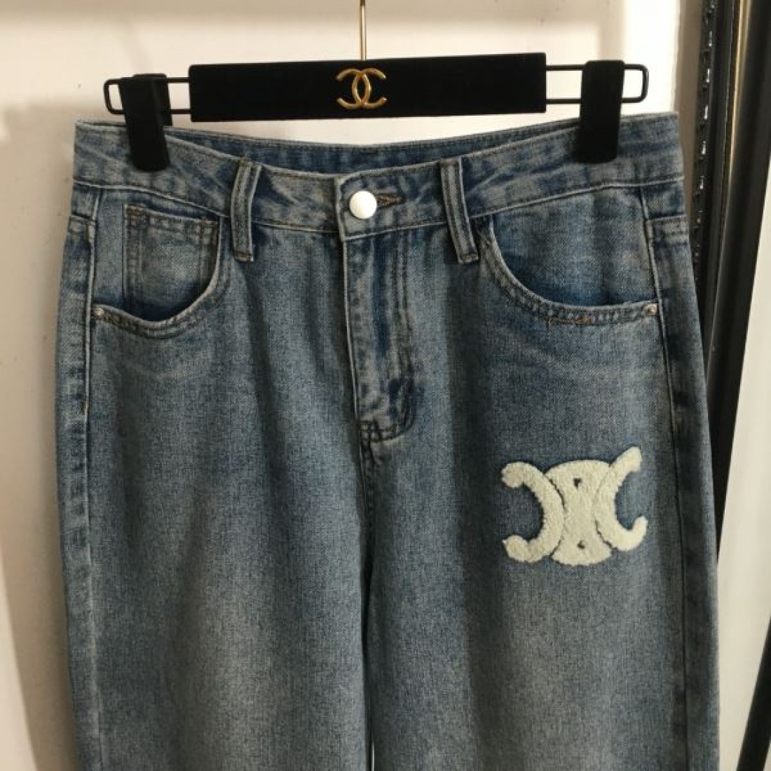 上品 モダン CELINE セリーヌ コピー デニムパンツ ワイドストレート ハイウエスト ロゴ刺繍 レザーパッチ 厚手デニム 体型カバー