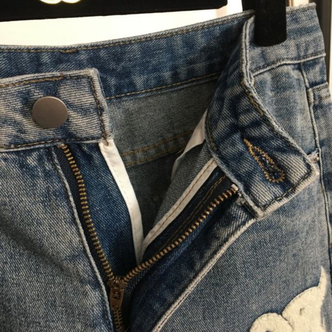 上品 モダン CELINE セリーヌ コピー デニムパンツ ワイドストレート ハイウエスト ロゴ刺繍 レザーパッチ 厚手デニム 体型カバー