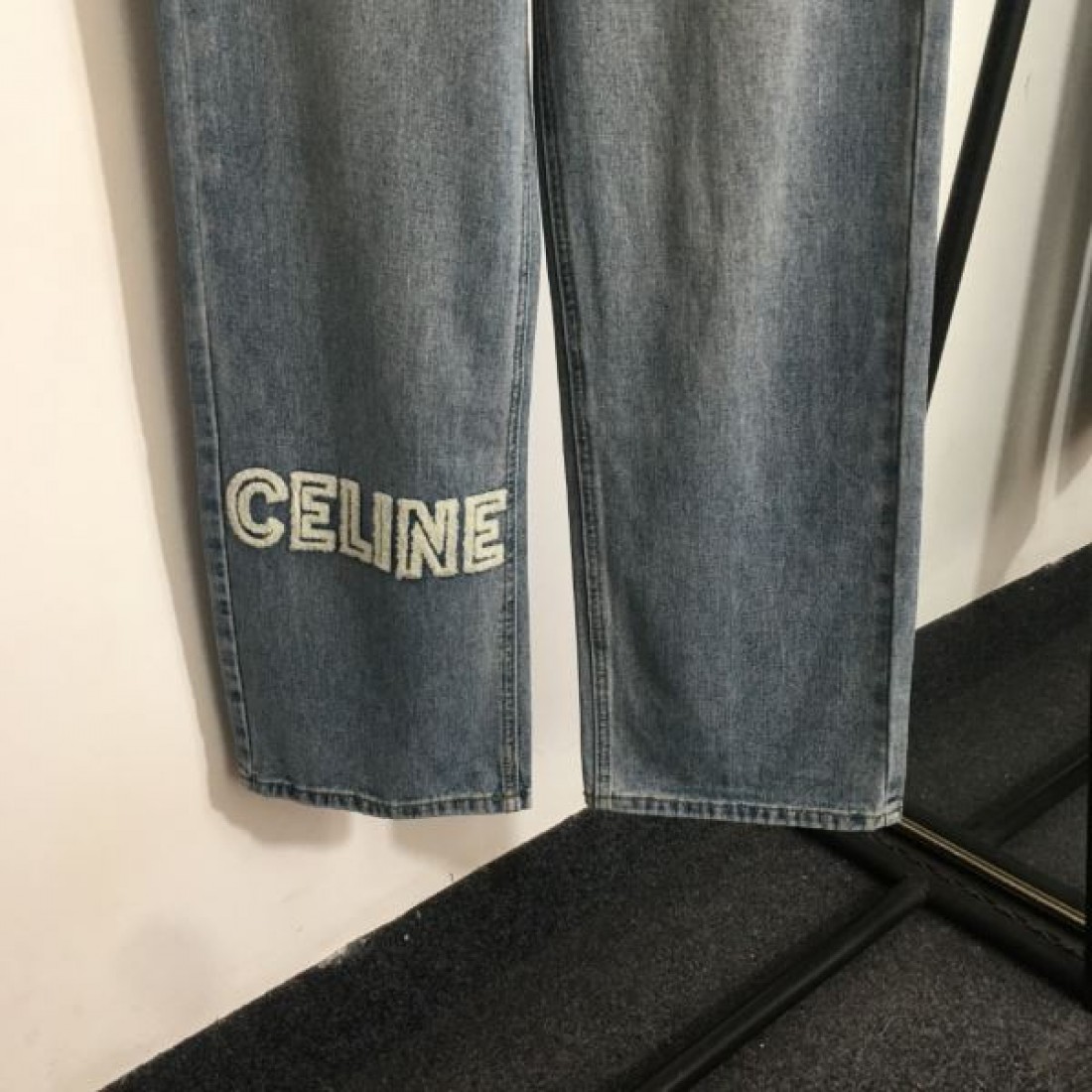 上品 モダン CELINE セリーヌ コピー デニムパンツ ワイドストレート ハイウエスト ロゴ刺繍 レザーパッチ 厚手デニム 体型カバー