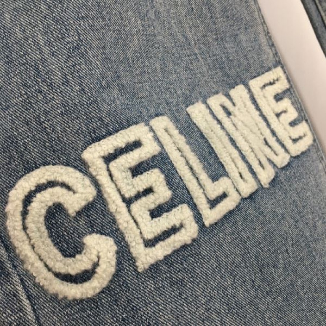 上品 モダン CELINE セリーヌ コピー デニムパンツ ワイドストレート ハイウエスト ロゴ刺繍 レザーパッチ 厚手デニム 体型カバー