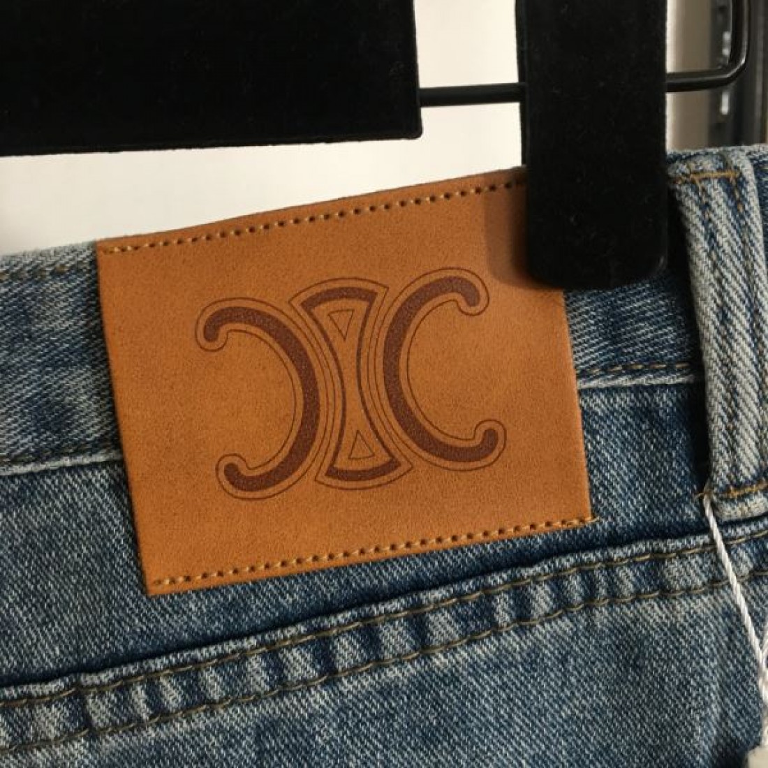 上品 モダン CELINE セリーヌ コピー デニムパンツ ワイドストレート ハイウエスト ロゴ刺繍 レザーパッチ 厚手デニム 体型カバー