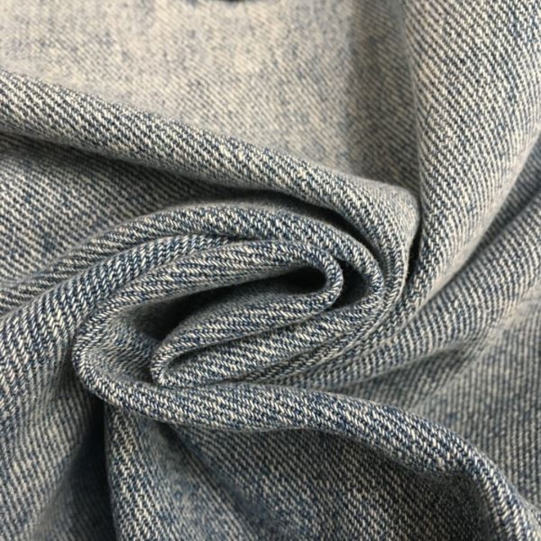 上品 モダン CELINE セリーヌ コピー デニムパンツ ワイドストレート ハイウエスト ロゴ刺繍 レザーパッチ 厚手デニム 体型カバー