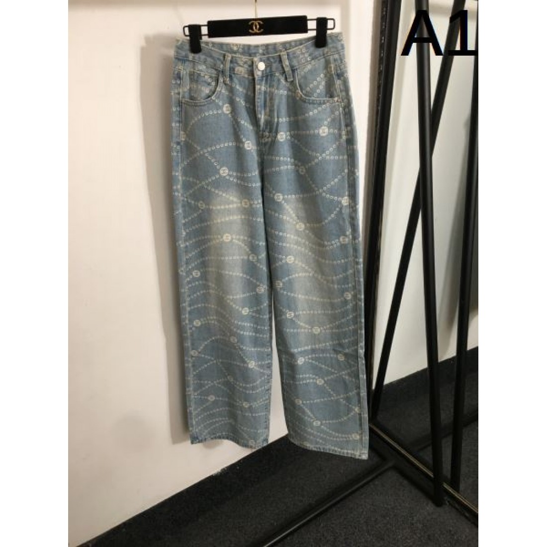 洗練 モダン Chanel シャネル コピー ジーンズ ストレートパンツ 全面パターン 刺繍風ディテール 上質デニム 日常コーデ
