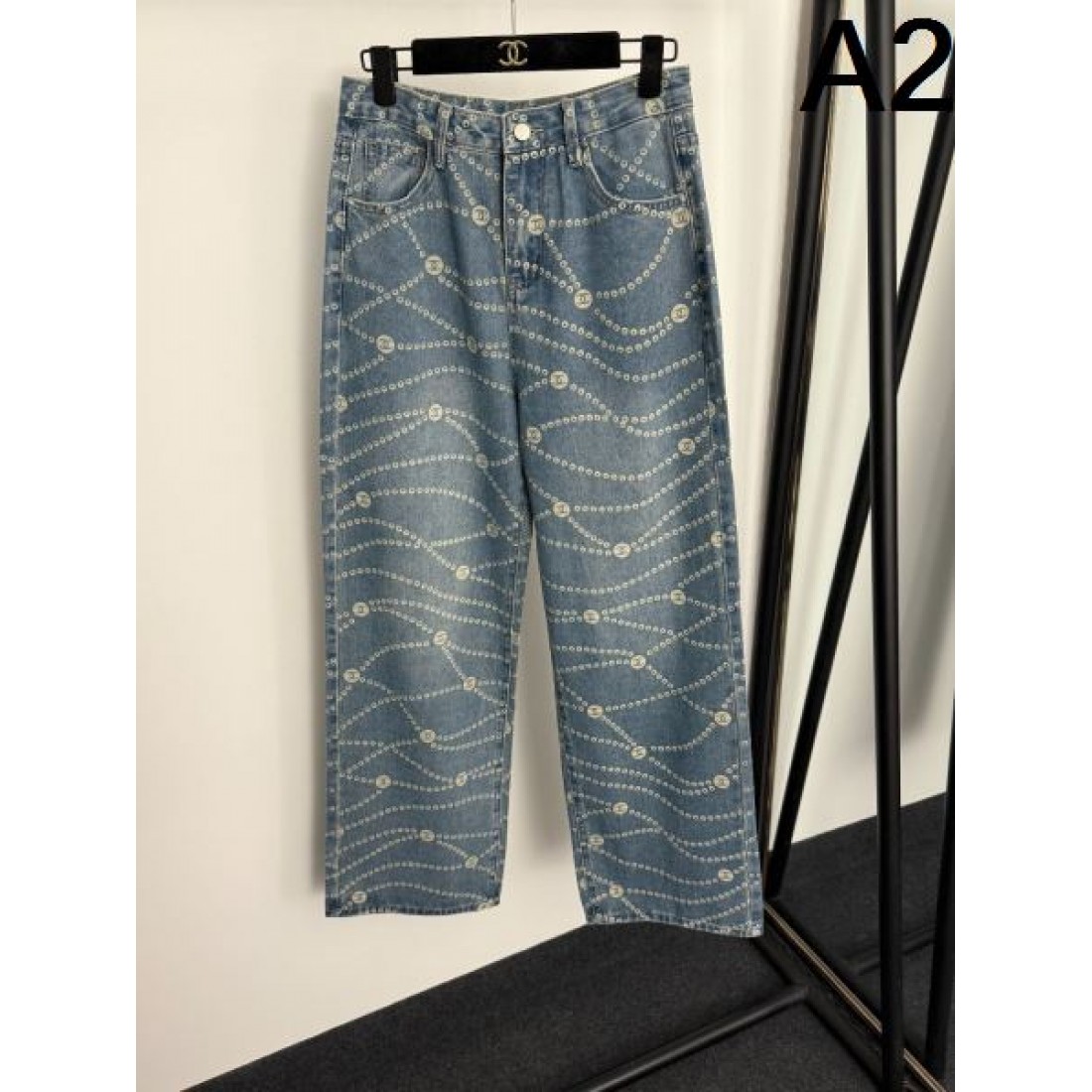 洗練 モダン Chanel シャネル コピー ジーンズ ストレートパンツ 全面パターン 刺繍風ディテール 上質デニム 日常コーデ