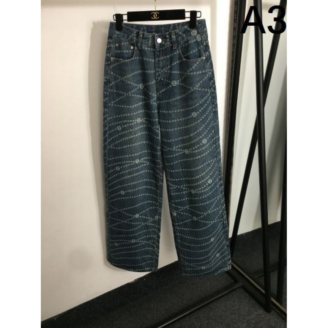 洗練 モダン Chanel シャネル コピー ジーンズ ストレートパンツ 全面パターン 刺繍風ディテール 上質デニム 日常コーデ