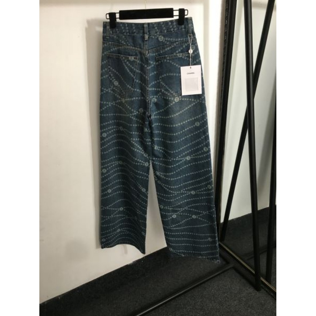 洗練 モダン Chanel シャネル コピー ジーンズ ストレートパンツ 全面パターン 刺繍風ディテール 上質デニム 日常コーデ