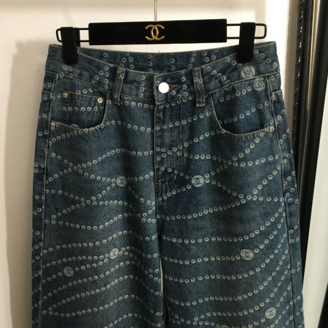 洗練 モダン Chanel シャネル コピー ジーンズ ストレートパンツ 全面パターン 刺繍風ディテール 上質デニム 日常コーデ