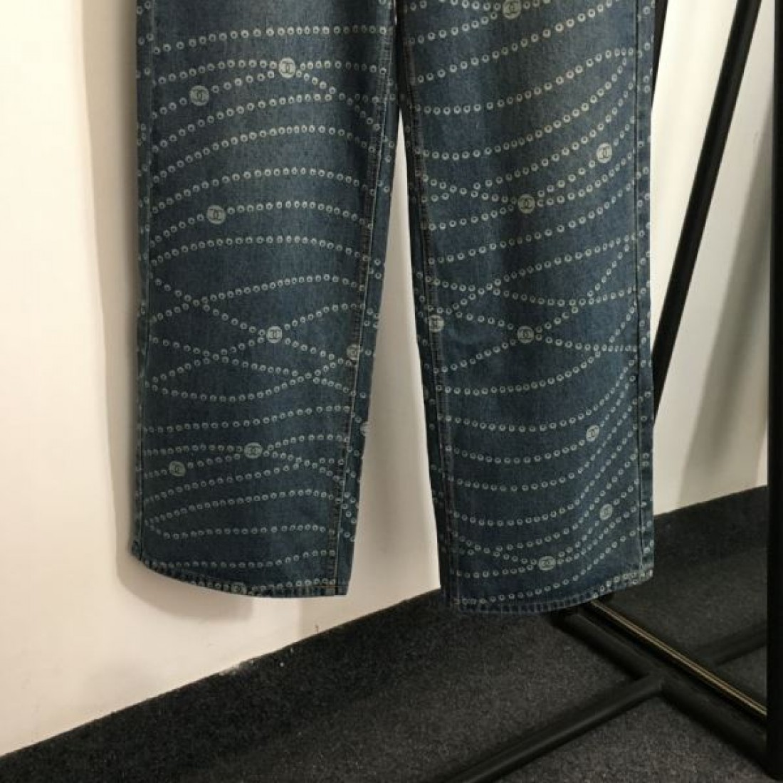 洗練 モダン Chanel シャネル コピー ジーンズ ストレートパンツ 全面パターン 刺繍風ディテール 上質デニム 日常コーデ