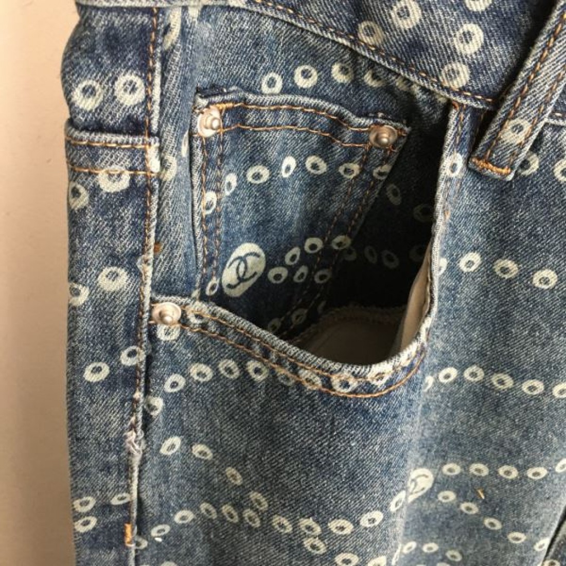 洗練 モダン Chanel シャネル コピー ジーンズ ストレートパンツ 全面パターン 刺繍風ディテール 上質デニム 日常コーデ